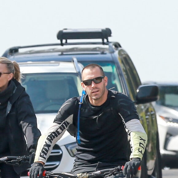 Exclusif - Robin Wright fait une sortie à vélo avec son mari Clement Giraudet à Los Angeles le 11 février 2021.