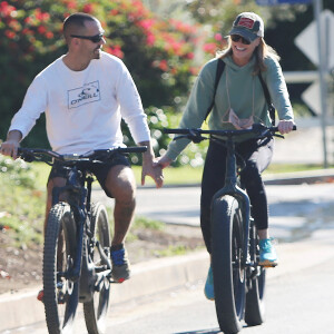 Robin Wright et son mari Clément Giraudet font une promenade en vélos électriques Specialized Turbo E-Bikes dans leur quartier résidentiel à Brentwood, Los Angeles, le 28 novembre 2020. 