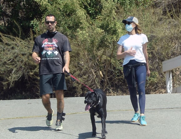 Exclusif - Robin Wright et son mari Clement Giraudet sont allés promener leur chien à Los Angeles pendant l'épidémie de coronavirus (Covid-19), le 14 septembre 2020 