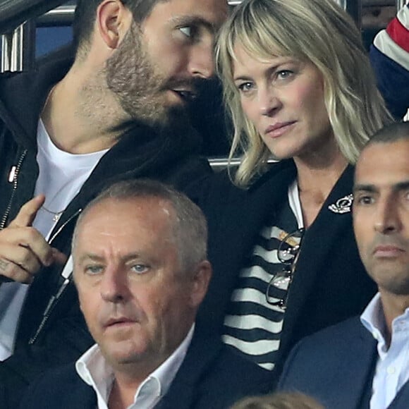 Robin Wright et son nouveau compagnon Clement Giraudet ( directeur des relations VIP chez Saint-Laurent) assiste au match de Champions League "PSG - Bayern Munich (3-0)" au Parc des Princes à Paris, le 27 septembre 2017. © Cyril Moreau/Bestimage  Celebrities at Champions League's match "PSG vs Bayern Munich (3-0)" at the Parc des Princes in Paris. September 27th, 2017. 