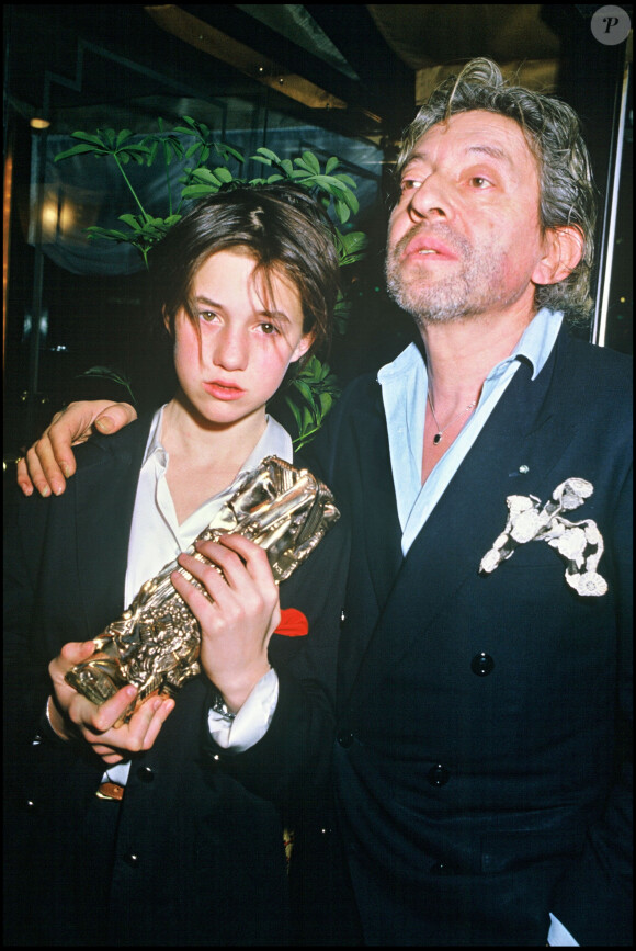 Archives - Charlotte Gainsbourg, César du Meilleur espoir féminin pour le film "L'Effrontée" avec son père Serge Gainsbourg. Paris. Le 23 février 1986.