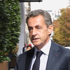 Nicolas Sarkozy se rend à l'hôtel George-V à Paris le 25 septembre 2017.