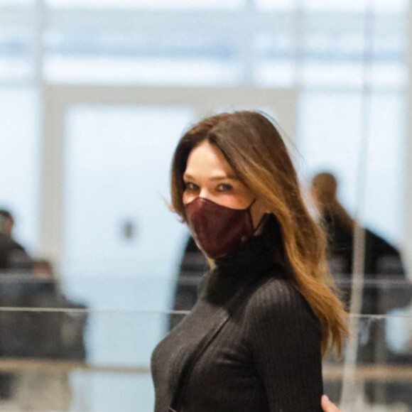 1er jour des plaidoiries de la défense - Nicolas Sarkozy arrive avec sa femme Carla Bruni Sarkozy procès des "écoutes téléphoniques" ( affaire Bismuth) au tribunal de Paris le 9 décembre 2020. © Christophe Clovis / Bestimage