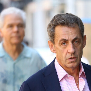 Nicolas Sarkozy se promène seul dans les rues de New York, le 10 octobre 2017.