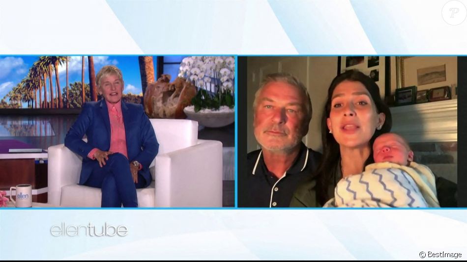 Alec Baldwin et sa femme Hilaria présente leur nouveau né dans l'émission de Ellen Degeneres, le 23 septembre 2020.