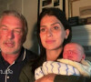 Alec Baldwin et sa femme Hilaria présente leur nouveau né Eduardo dans l'émission de Ellen Degeneres.