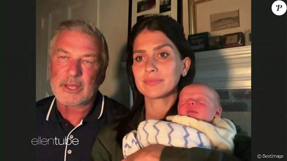 Alec Baldwin et sa femme Hilaria présente leur nouveau né Eduardo dans l'émission de Ellen Degeneres.