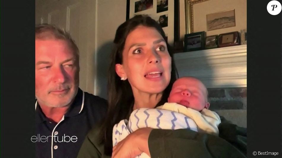 Alec Baldwin et sa femme Hilaria présente leur nouveau né dans l'émission de Ellen Degeneres, le 23 septembre 2020.