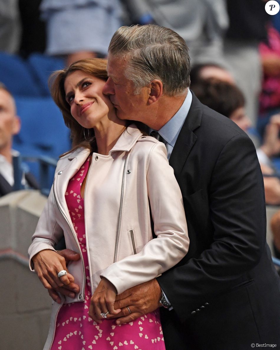 Hilaria Baldwin et son mari Alec Baldwin très proches et amoureux lors du match de tennis Serena Williams vs. Maria Sharapova au Arthur Ashe Stadium à Flushing Meadows, New York, le 26 août 2019.