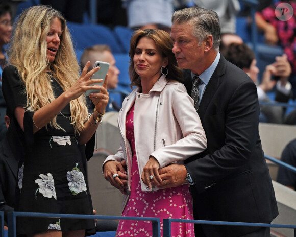 Hilaria Baldwin et son mari Alec Baldwin très proches et amoureux lors du match de tennis Serena Williams vs. Maria Sharapova au Arthur Ashe Stadium à Flushing Meadows, New York, le 26 août 2019.