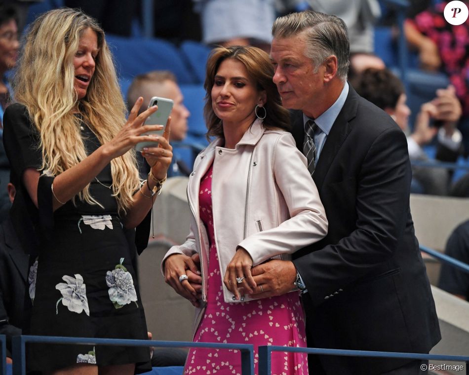 Hilaria Baldwin et son mari Alec Baldwin très proches et amoureux lors du match de tennis Serena Williams vs. Maria Sharapova au Arthur Ashe Stadium à Flushing Meadows, New York, le 26 août 2019.