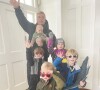 Alec Baldwin avec 5 de ses 7 enfants. Le 19 février 2021.