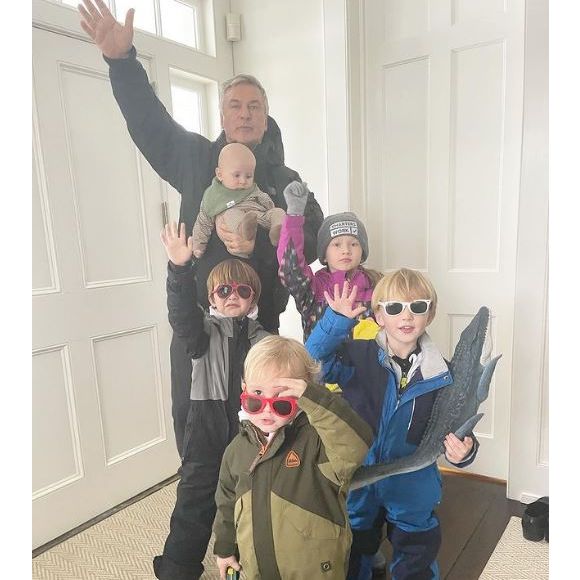 Alec Baldwin avec 5 de ses 7 enfants. Le 19 février 2021.