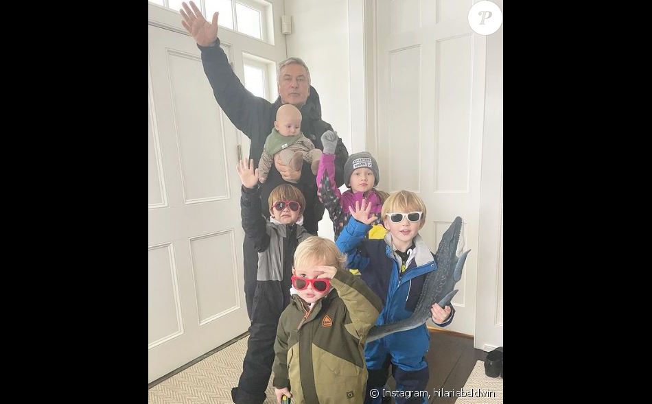 Alec Baldwin avec 5 de ses 7 enfants. Le 19 février 2021.