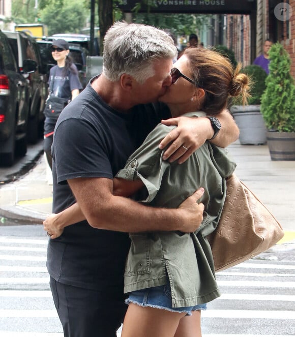 Exclusif - Alec Baldwin et sa femme Hilaria s'embrassent au milieu d'un passage piéton dans les rues de New York. Le couple, marié depuis 2012 semble toujours aussi amoureux, le 25 juillet 2018.