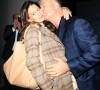 Alec Baldwin et sa femme Hilaria s'embrassent devant les photographes dans la rue à Los Angeles. Le 30 janvier 2018
