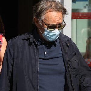 Exclusif  - Richard Berry, masqué à la sortie des studios RTL à Neuilly-sur-Seine le 21 septembre 2020.