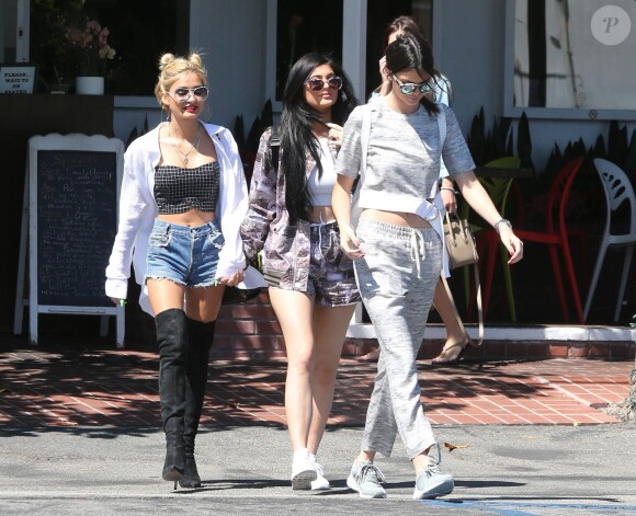 Pia Mia et les soeurs Kylie et Kendall Jenner quittent le Mauro's Cafe Fred Segal à Los Angeles, le 28 avril 2015.