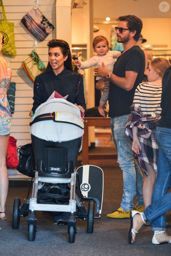 Kourtney Kardashian, Scott Disick et leur fille Penelope font du shopping chez Fred Segal à Los Angeles. Le 1er août 2013.