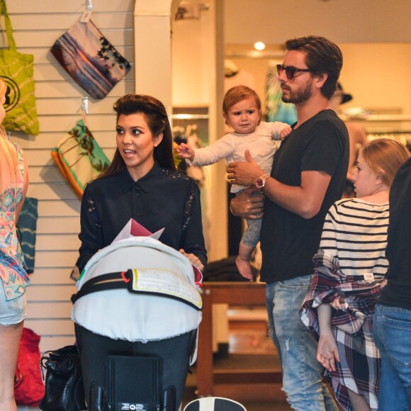 Kourtney Kardashian, Scott Disick et leur fille Penelope font du shopping chez Fred Segal à Los Angeles. Le 1er août 2013.