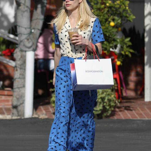 Exclusif - Emma Roberts est allée acheter un café glacé à emporter chez Fred Segal dans le quartier de West Hollywood à Los Angeles, le 17 décembre 2019.