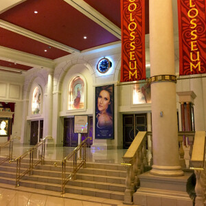 Entrée du Colosseum avec l'affiche de l'annulation des concerts de Céline Dion ce week-end à Las Vegas le 16 janvier 2016 