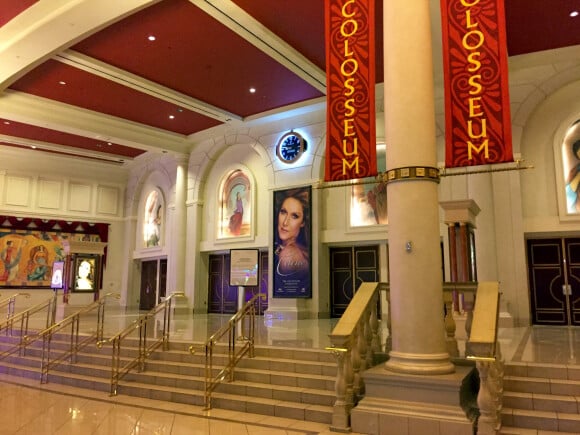 Entrée du Colosseum avec l'affiche de l'annulation des concerts de Céline Dion ce week-end à Las Vegas le 16 janvier 2016 