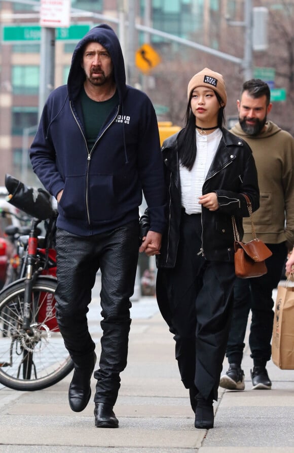 Nicolas Cage et sa compagne Riko Shibata se baladent main dans la main dans le quartier de Manhattan à New York après un diner en amoureux. Le 3 mars 2020 