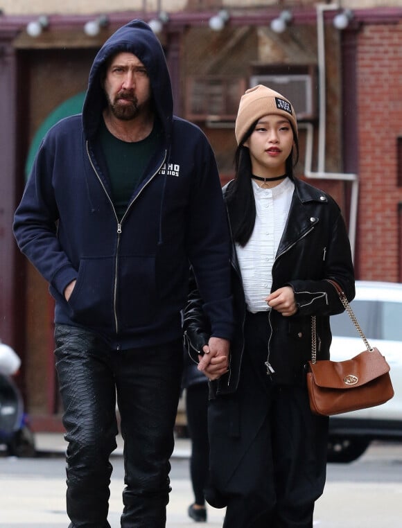 Nicolas Cage et sa compagne Riko Shibata se baladent main dans la main dans le quartier de Manhattan à New York après un diner en amoureux.