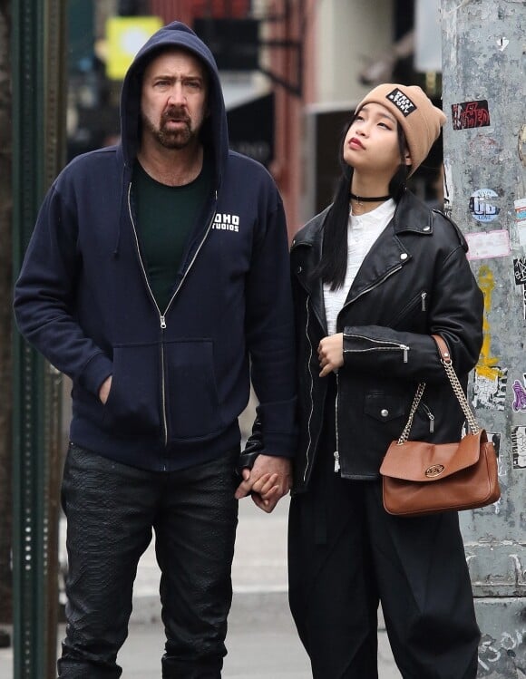 Nicolas Cage et sa compagne Riko Shibata se baladent main dans la main dans le quartier de Manhattan à New York après un diner en amoureux. Le 3 mars 2020