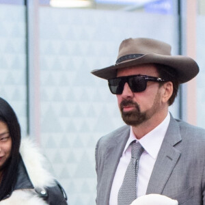 Exclusif - Nicolas Cage et sa nouvelle compagne Riko Shibatase arrivent de l'aquarium d'Atlanta à l'aéroport JFK à New York, le 28 février 2020.