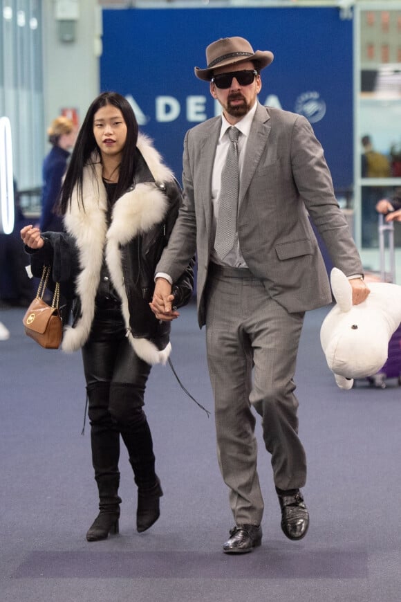 Exclusif - Nicolas Cage et sa nouvelle compagne Riko Shibatase arrivent de l'aquarium d'Atlanta à l'aéroport JFK à New York, le 28 février 2020.