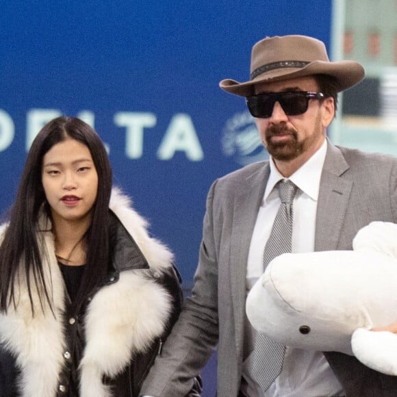 Exclusif - Nicolas Cage et sa nouvelle compagne Riko Shibatase arrivent de l'aquarium d'Atlanta à l'aéroport JFK à New York, le 28 février 2020.