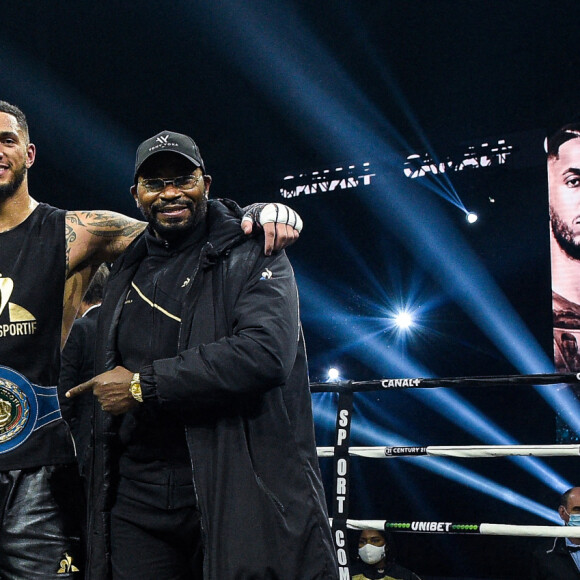 Tony Yoka avec son père Victor et son fils Ali - Tony Yoka a battu le Belge Joël Tambwe Djeko par abandon pendant le douzième round pour le titre vacant de l'Union Européenne des lourds à la H Arena de Nantes, France, le 5 mars 2021. © Federico Pestellini/Panoramic/Bestimage 