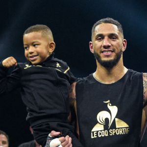 Tony Yoka avec son père Victor et son fils Ali - Tony Yoka a battu le Belge Joël Tambwe Djeko par abandon pendant le douzième round pour le titre vacant de l'Union Européenne des lourds à la H Arena de Nantes, France. © Federico Pestellini/Panoramic/Bestimage 