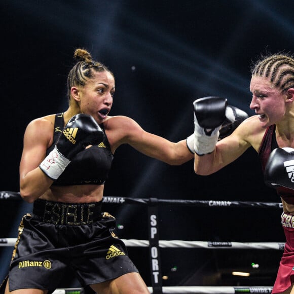 Estelle Yoka-Mossely s'est montrée meilleure technicienne et bat l'Allemande Verena Kaiser aux points lors des championne IBO des légers à la H Arena de Nantes, France, le 5 mars 2021. © Federico Pestellini/Panoramic/Bestimage 