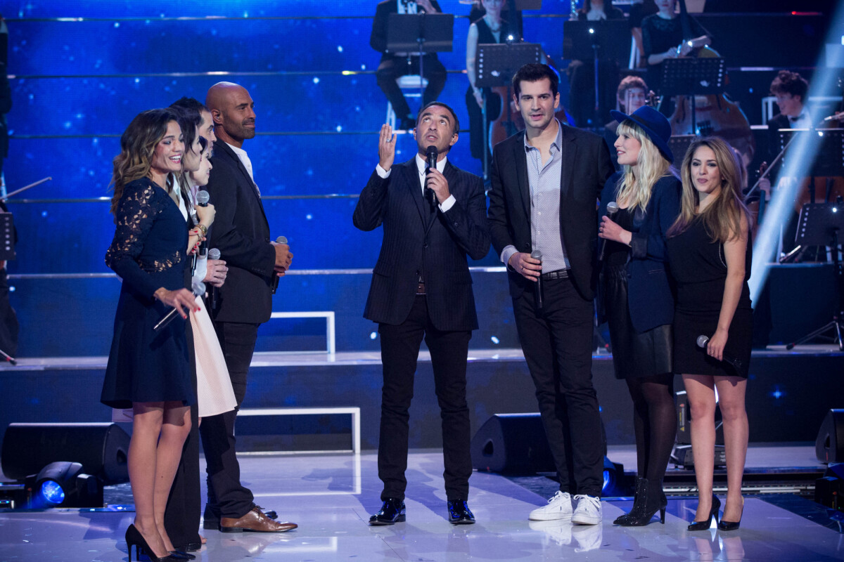 Photo Exclusif Nikos Aliagas avec les chanteurs de la Star Academy Saison 4 (Karima Charni Photo Exclusif Nikos Aliagas avec les chanteurs de la Star Academy Saison 4 (Karima Charni