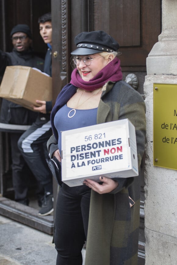 Marilou Berry transmet l'appel anti-fourrure de près de 60 000 soutiens de la PETA. Paris, le 29 novembre 2019. © Benjamin Gipouloux / Panoramic / Bestimage