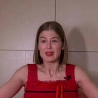 Rosamund Pike dévoile l'endroit saugrenu où elle enterre toutes ses récompenses !