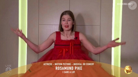 Rosamund Pike remporte le Golden Globe de la meilleure actrice dans une comédie pour "I Care A Lot" lors de la 78e cérémonie des Golden Globes.