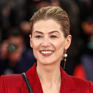 Rosamund Pike - Les célébrités assistent à la première du film "Radioactive" à Londres, le 8 mars 2020.