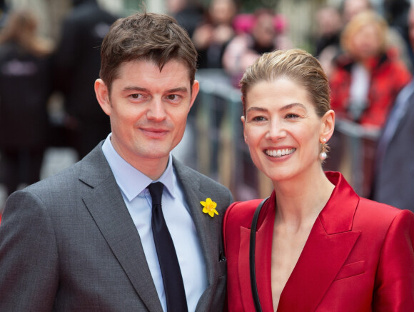 Rosamund Pike et Sam Riley assistent à la première du film "Radioactive" à Londres, le 8 mars 2020.