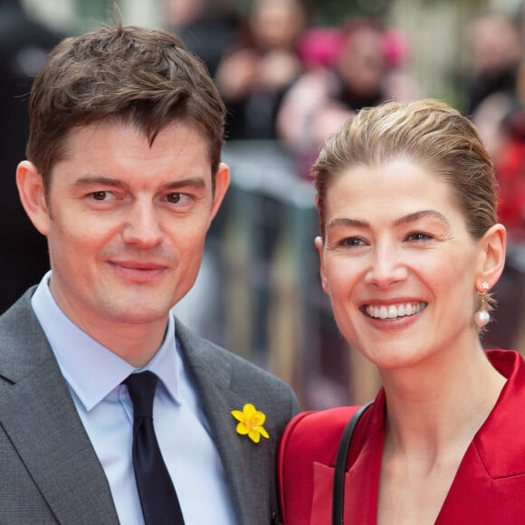 Rosamund Pike et Sam Riley assistent à la première du film "Radioactive" à Londres, le 8 mars 2020.