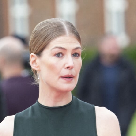 Rosamund Pike - Photocall du concert Audi Sentebale 2019 au palais de Hampton Court à Londres. Le 11 juin 2019.