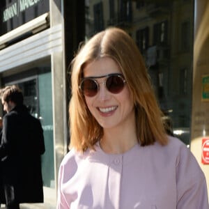 Rosamund Pike à la sortie de son hôtel à Milan lors de la Fashion Week en Italie, le 24 février 2019.