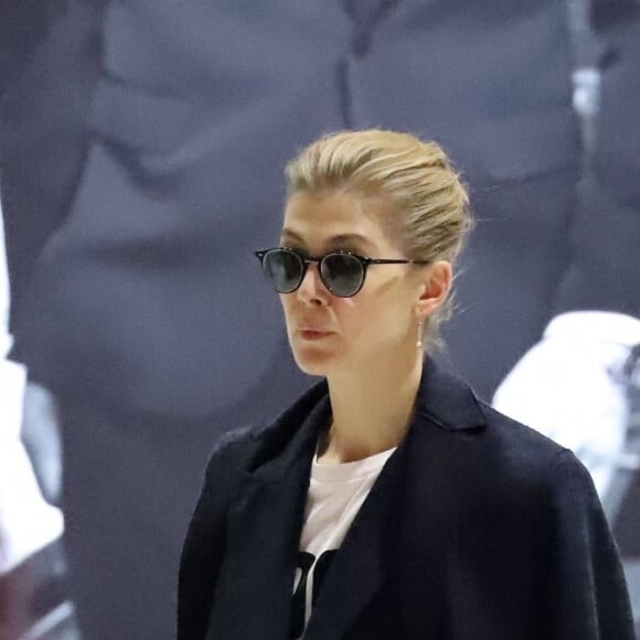 Exclusif - Rosamund Pike arrive à l'aéroport de Londres le 13 novembre 2018.