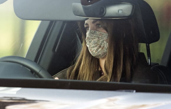 Kate Middleton au volant de sa voiture à Londres, au lendemain de la diffusion de l'interview choc du prince Harry et Meghan Markle à la télévision américaine.