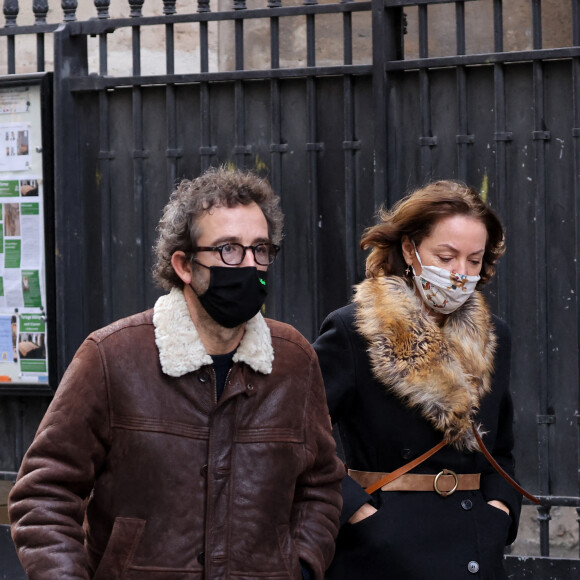 Exclusif - Cendrine Dominguez et son compagnon Cyrille Eldin - Sorties des obsèques de Hubert Auriol au Temple de l'Oratoire du Louvre à Paris. Le 18 janvier 2021