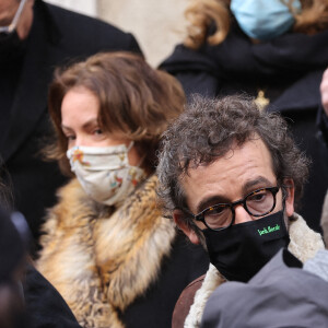 Exclusif - Cendrine Dominguez et son compagnon Cyrille Eldin - Sorties des obsèques de Hubert Auriol au Temple de l'Oratoire du Louvre à Paris. Le 18 janvier 2021