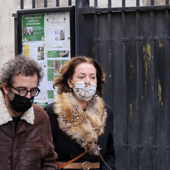 Exclusif - Cendrine Dominguez et son compagnon Cyrille Eldin - Sorties des obsèques de Hubert Auriol au Temple de l'Oratoire du Louvre à Paris. Le 18 janvier 2021